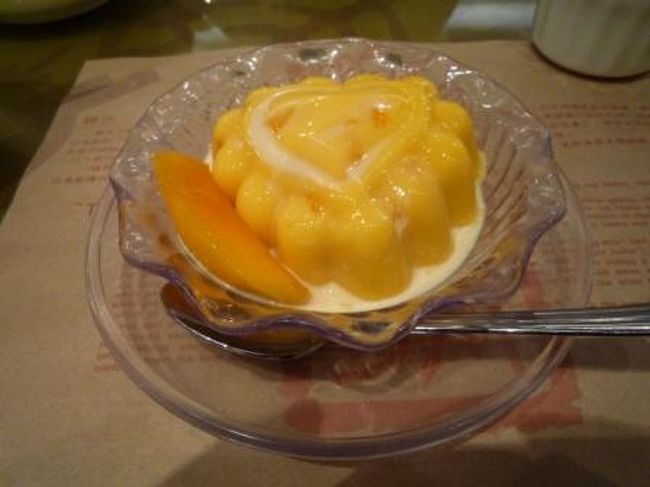 定番マンゴープリンはクーポン出すとタダ〜♪<br />（ｄｏｃｏｍｏのプレミアムクラブｏｒ香港観光局の冊子）<br /><br />かなりお腹いっぱいだけど、やっぱり超ウマッ！
