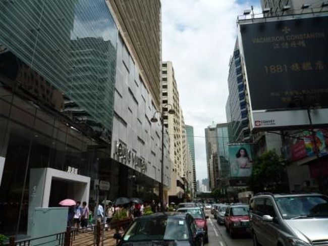 ツアーが嫌なところは、集合時間が早いところ。<br />１５時過ぎのフライトなのに、集合時間が１０時って…<br />仕方ないな。。<br />最後に立ち寄りＤＦＳは興味ナシの為、近くのヴィトンへ。<br />ここも入場制限アリってスゴイ人気！<br /><br />日本より若干安いけど、パリに比べたらと思うと買う気なくなるね…（苦笑）