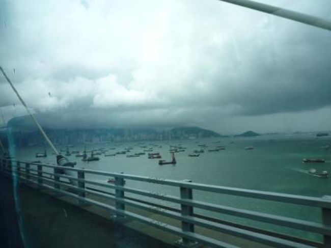 雨が降り出す中空港へ。<br /><br />バイバイ香港！<br />また来るね〜！<br /><br />