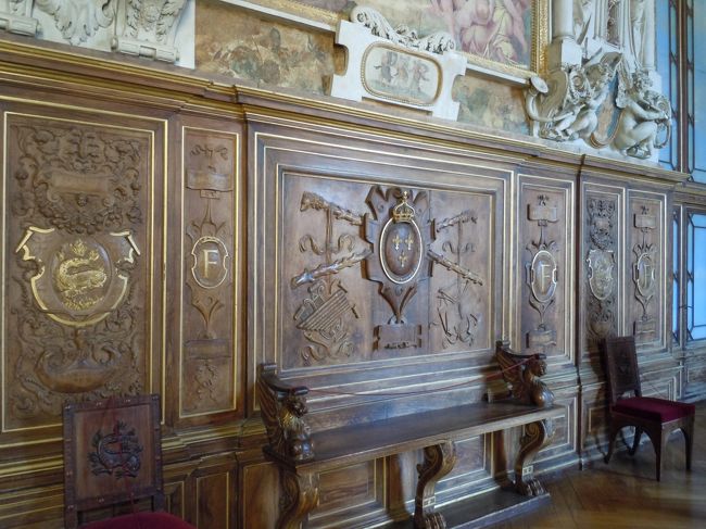 フランソワ一世のFと火蜥蜴の紋章。<br />フランソワ一世の紋章は火蜥蜴だそう。