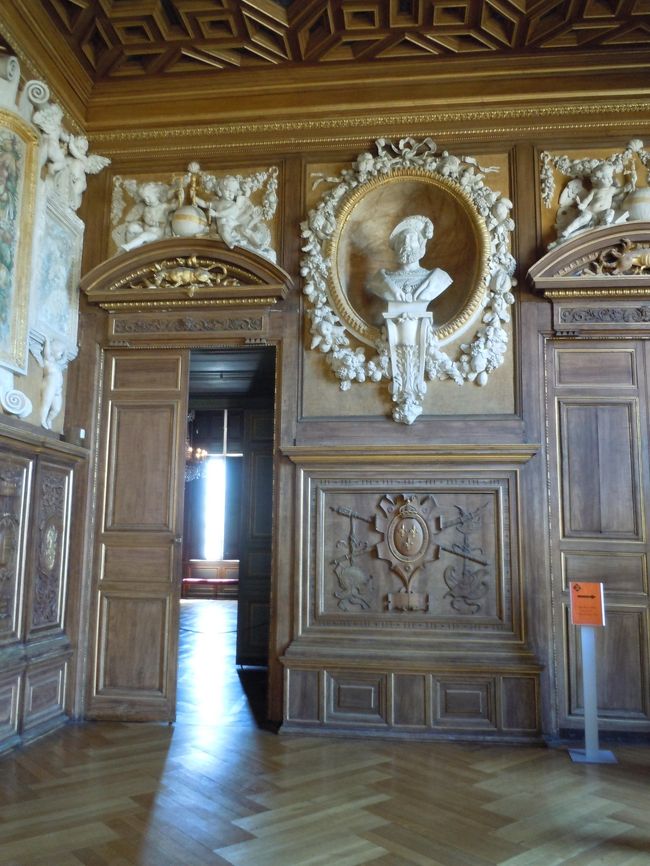 扉のうえにはフランソワ一世。