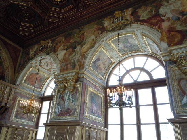 舞踏会の広間。（の窓）