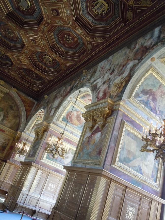 舞踏会の広間。（の柱）