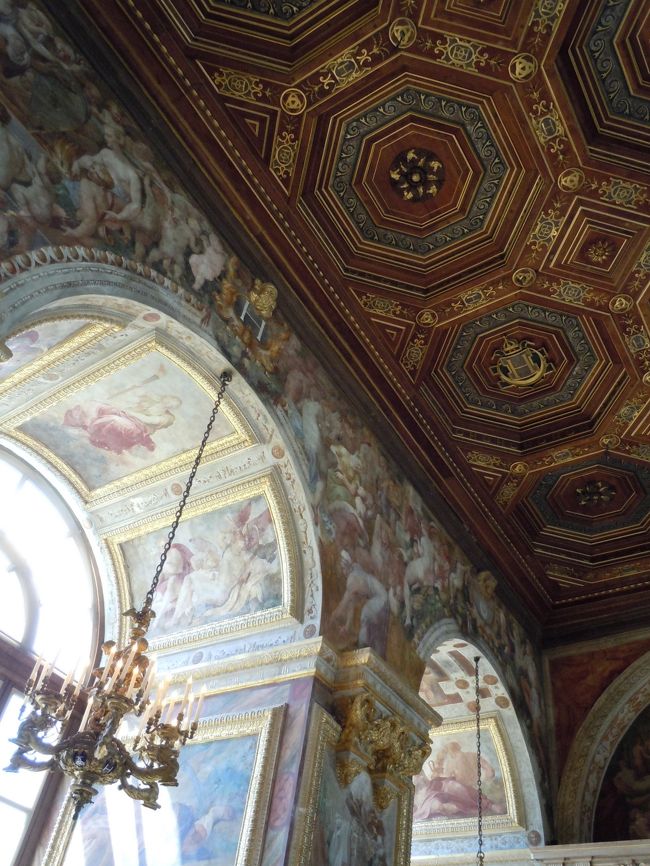 舞踏会の広間。（の天井）<br /><br /><br />で。<br /><br /><br />肝心の広間の写真はどこにあｒ