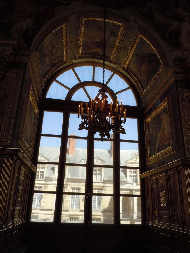 舞踏会の広間。（の窓から外を）