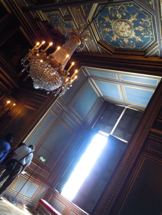 天井＋シャンデリア＋外光・・・　素敵・・・・・・