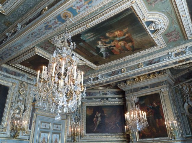 なんだか複雑な造りの部屋。<br /><br />天井だか壁だかわからなくなりそう。<br />しかも部屋の形自体もちょっとおもしろいよね。