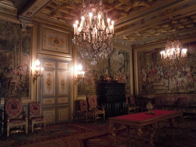 なんの部屋だったか・・・<br />壁一面のおおきさのゴブラン織りがあった。