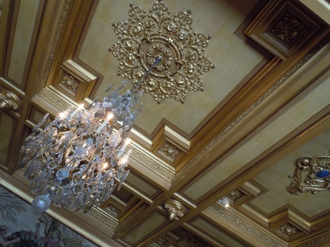 シャンデリアの付け根の模様がすき。