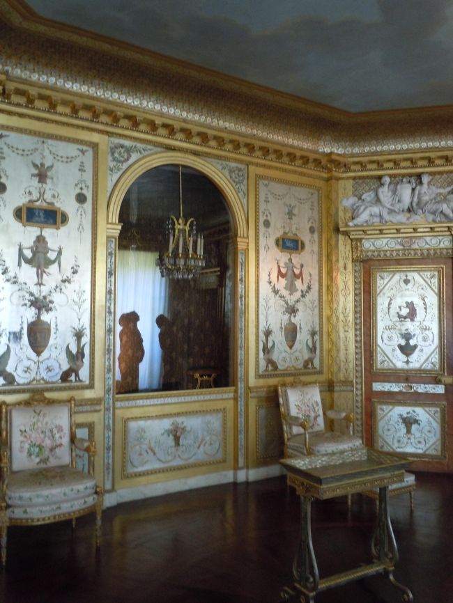 マリー・アントワネットの部屋。<br /><br />とってもかわいらしい装飾の部屋。<br />本当はこんな感じのかわいらしいものがすきなひとだったんだろうなぁ