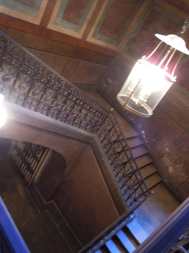 そういえば階段もすき。<br /><br />そしてこのシンプルな照明もすき。<br /><br />