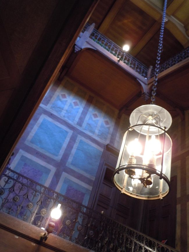 あぁ！<br />やっぱりこの照明かわいい！！<br /><br />当時のかなぁ　複製かなぁ　それともまるっきり現在のセンス？