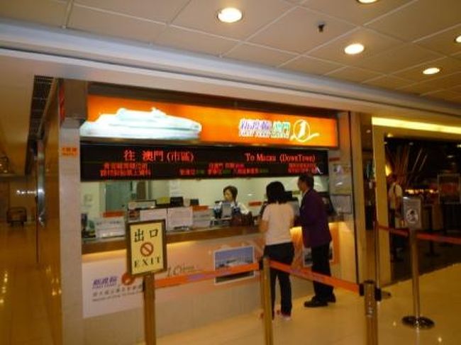 チケットブースでチケットを購入。のはずが、、<br />堂々と安売りチケット屋さんが目の前に。。。いいの！？？