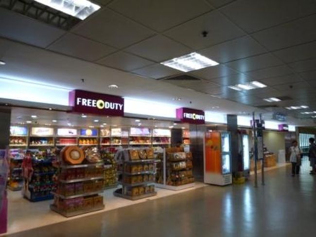 サクサクっと出国審査を通過して、出発ロビーへ。<br />出発ロビーにはＤｕｔｙ Ｆｒｅｅも。<br /><br /><br />ここまでスムーズに行ってるじゃん！<br />朝だったからかな？<br />スタバとか寄らないんだったら、チケット購入→出国審査で３０分前に到着してれば、間に合いそう。<br />もちろん、フェリーの混み具合にもよるけどね。<br />