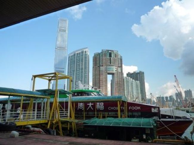 お世話になるフェリーちゃん。<br />約６０分間、よろしく！<br /><br />後ろに見えるのは、香港でもっとも高額なマンションだとか。<br />昨日のオープントップバスのガイドさんが言ってたような。。<br />高すぎて売れ残ってるんだって！