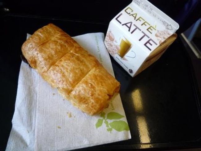 スタバのパイとコンビニカフェオレの朝食。<br /><br />フェリー内に売店があって、そこでカップラーメンにお湯を入れてもらってる人もいたよ。