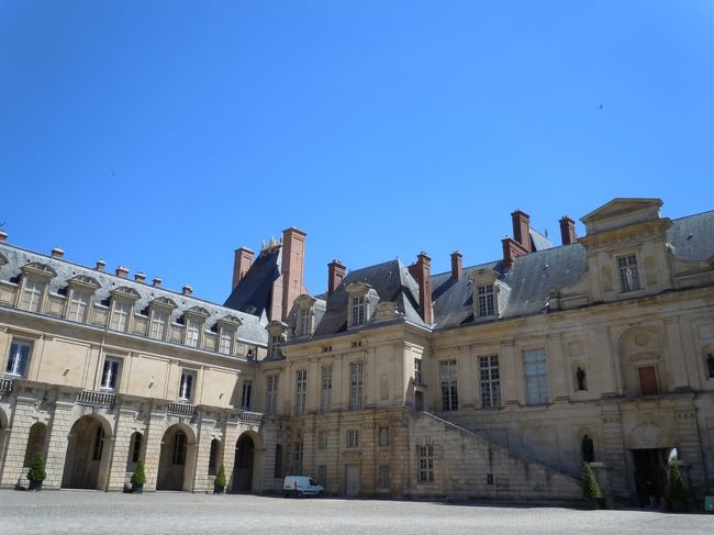 つくづく広い。<br />どうりで足がつかれたはずだ。