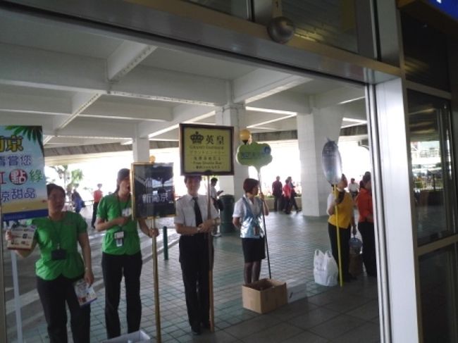 そうこうしている内に到着！！<br />スイスーイっとイミグレ通過して、外へ。<br /><br />外に出ると各ホテル（カジノ）の無料シャトルバスがたくさん待ってます。