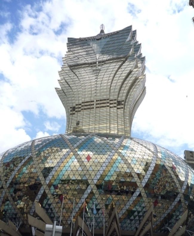 リスボアカジノ！！<br />これも超デカっ！！<br />っていうか、、超キラキラ〜☆<br /><br />何だかスゴイぞ、マカオ！！！