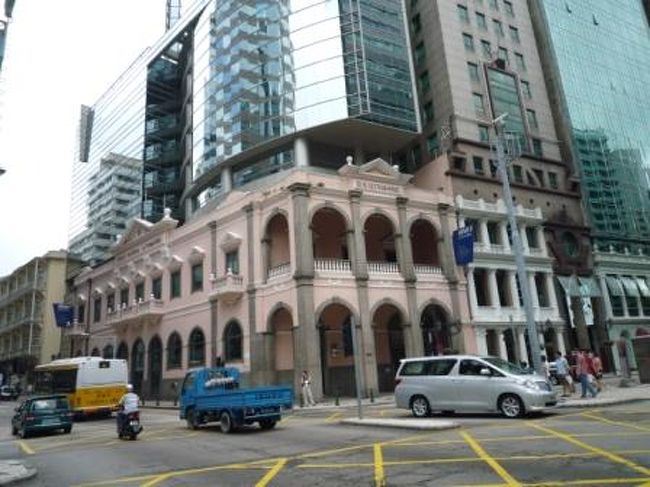 目的地目指しウロウロ…<br />初めて出てきたパステルカラーの建物。<br /><br />ピンクでかわいい！