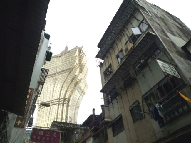 下町的な建物と対照的なリスボアカジノ。。<br />キラキラし過ぎて恐ろしい…（笑）