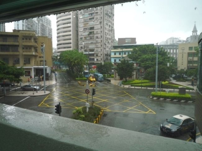 目的地が見つからないまま、ウロウロ中に土砂降りスコールが↓↓<br /><br />