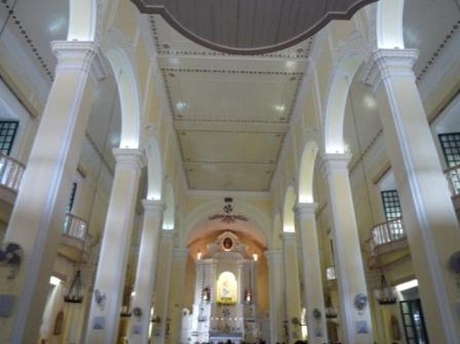 内部もキレイな色〜！<br />バロック式の祭壇には聖母子像が祀られているんだって。<br />