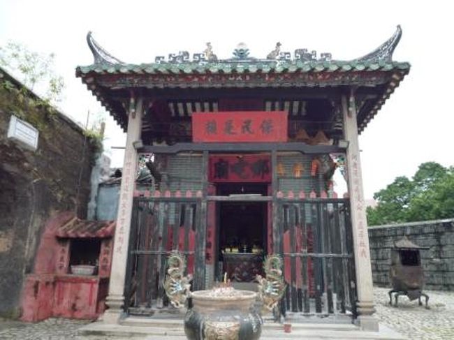 世界遺産⑤　『ナーチャ廟』<br /><br />１８８８年創建の小さなお寺。<br />ナーチャとは暴れん坊の男の子のことで、孫悟空にも登場するんだって。<br />武芸の達人で、疫病退治の神様として有名らしい。<br /><br /><br />大分切れちゃってるけど、左にある壁。<br />世界遺産⑥　『旧城壁』<br /><br />１７世紀初期にポルトガル人が外敵を防ぐために築いたもの。