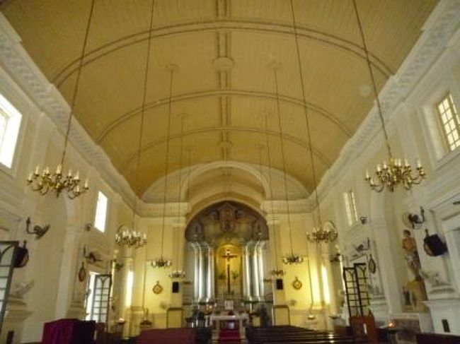 聖アントニオは結婚を司る聖人なので結婚式が多く、花がいつも飾られるので「花王堂」とも呼ばれているんだって。