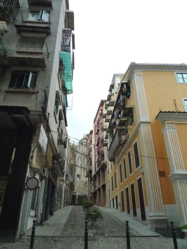 さっきのところとは対照的。。<br /><br />路地から『聖ポール天主堂跡』が。<br />