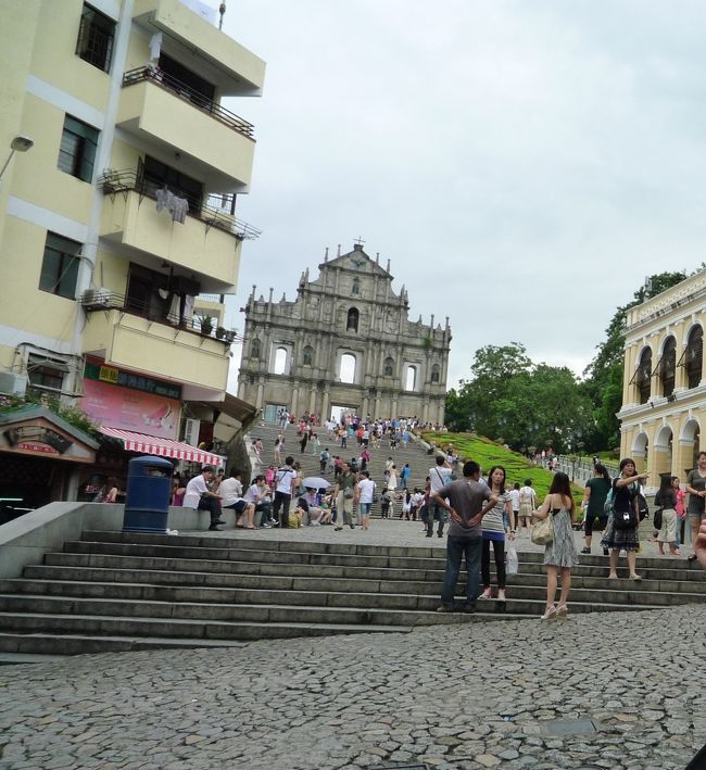 『聖ポール天主堂跡』<br />焼け残った階段はこんな感じ。<br /><br />さぞかし大きな建物だったんだろうね…