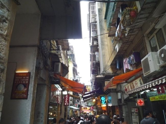 広場に出るまでの道。<br />日本で言う“参道”って感じなとこ！？<br /><br />お土産屋さんがいっぱい！