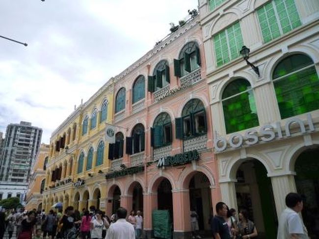 ここの建物もカラフルだなー。