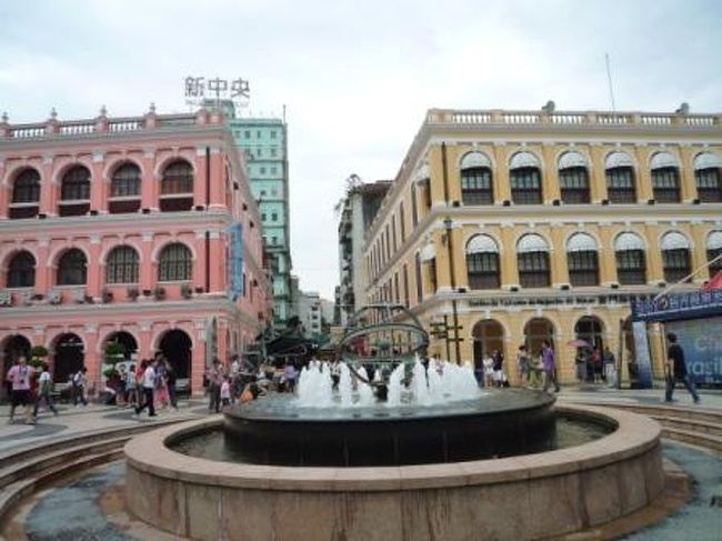 噴水があって、いかにも広場って感じ。