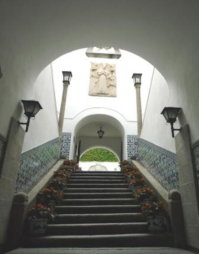 中庭に続く階段。