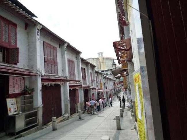 『福隆新街』。<br /><br />マカオの上流階級が快楽を求め、夜な夜な集った街。<br />格子の赤と壁の白がキレイにマッチ。<br />よーく見ると若干寂れてるよね。。<br />今は、観光客の絶好の撮影スポット。