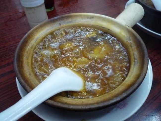 お店の人のおススメの一品。<br /><br />ＭＯＰ７５/１鍋（１人１品注文ｍｕｓｔ）。<br /><br />フカヒレがごろごろ入ってたよ！！<br />これで￥１，０００以下って安い！<br />味も美味しかった〜！<br />ちなみに、フカヒレ以外も入ってて、、仕方なく食べたけど、<br />後で調べたらなまこと魚の胃袋でした。。。<br /><br />