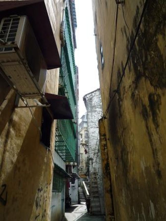 さぁて、お腹がいっぱいになったところで、次行きますかっ！<br /><br />この路地、路地好きには堪らない！<br />奥に行きたいとこだけど、、時間ナシ。。