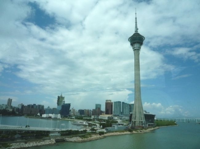 途中、車窓からマカオタワーが。