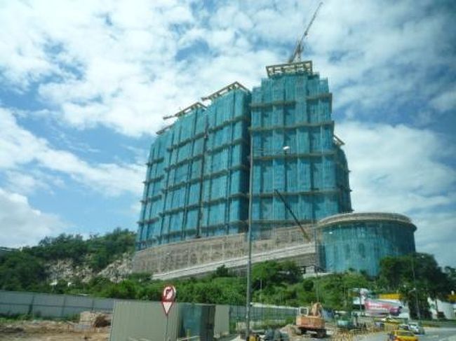 タイパ地区は、建設ラッシュ！<br /><br />見てー！<br />こんなに大きなホテルでも足場が竹！！