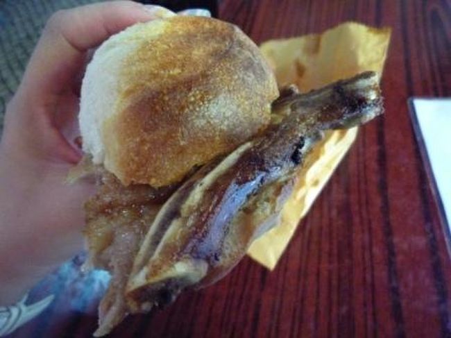 地元民も行列を作る“ポークチョップバーガー”<br /><br />ＭＯＰ１８/１つ<br /><br />このバーガー、超ウマッッ！！！！<br />バンズもフランスパンっぽくってもちもちウマッ！<br />マカオに行った際は、毎回食べたい一品。<br />混んでるのも頷ける。