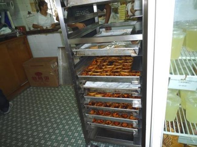 タクシーの運ちゃんに待っててもらい、いざ店内へ。<br /><br />こんなに沢山のエッグタルト☆