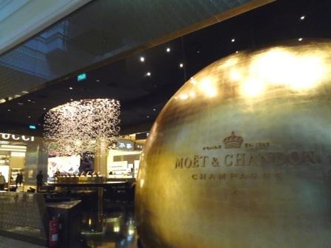 ささ次々。<br /><br />ＤＦＳ内にある『Ｍｏｅｔ＆Ｃｈａｎｄｏｎ　シャンパンバー』。<br />セラー見学に行って以来何だか贔屓目に見てしまうＭｏｅｔ＆Ｃｈａｎｄｏｎ（笑）。<br /><br />セラー見学の様子はこちら↓↓<br />http://4travel.jp/traveler/mitsubachimaaya/album/10491496/<br /><br />