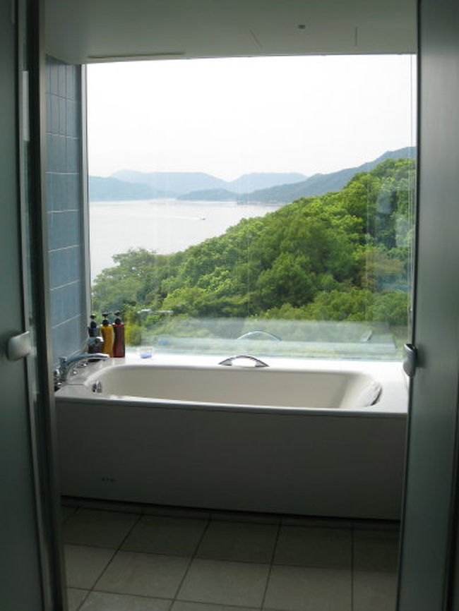 今年は平日だったので<br />広い部屋に安く泊まれました<br />お風呂もオーシャンビュー♪
