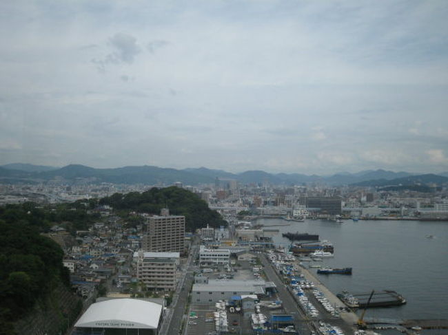 朝食のテーブルから広島市内の眺め