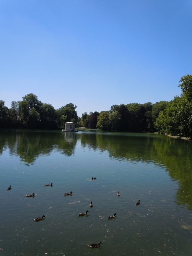 あの向こうにあるちいさな建物にはどうやって行くんだろう。<br />水面上にあると思うんだけど・・・<br /><br />ゴンドラ？