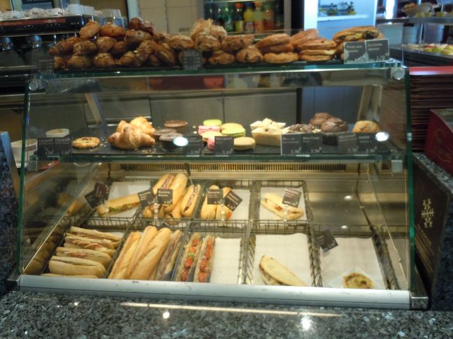 パンがたくさん〜<br /><br />フランスのパンは本当にどれたべても美味しい！<br />ここでは買わなかったけど・・・<br /><br />（バスの中では飲食禁止だから）