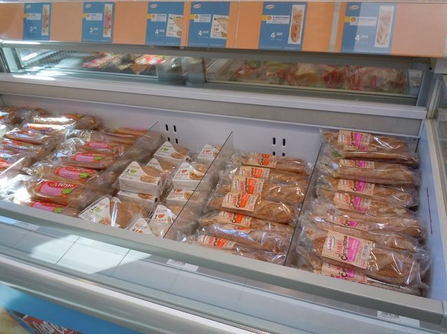 これもパン。<br /><br />サンドウィッチよりも<br />このバケットになんか挟まってるバージョンがほとんどだった。<br />