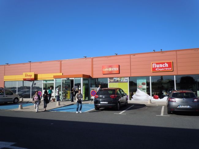 サービスエリア。<br />あ、ガソリンスタンドっていうのかな。<br /><br />どこも大抵こんな雰囲気だった。