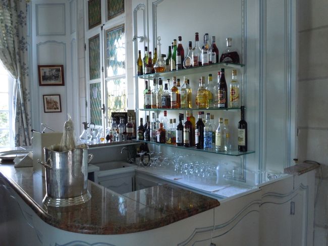 本日の宿泊は<br />DOMAINE DE BEAUVOIS（ドメーヌ　ドゥ　ボーヴォワ）<br />→　http://www.grandesetapes.fr/en/Chateau-hotel-beauvois/index.html<br /><br /><br />いきなりですがホテル内部です。<br />夕飯後にゆっくり外観を撮ろう。<br /><br />バーカウンター、おしゃれ。